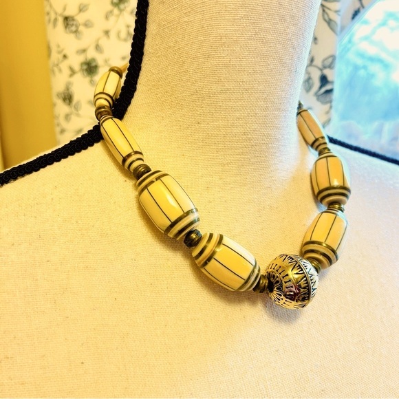 Vintage 80s Chunky Necklace Cream and Gold Choker with Bold Beads Handmade - Picture 5 of 10